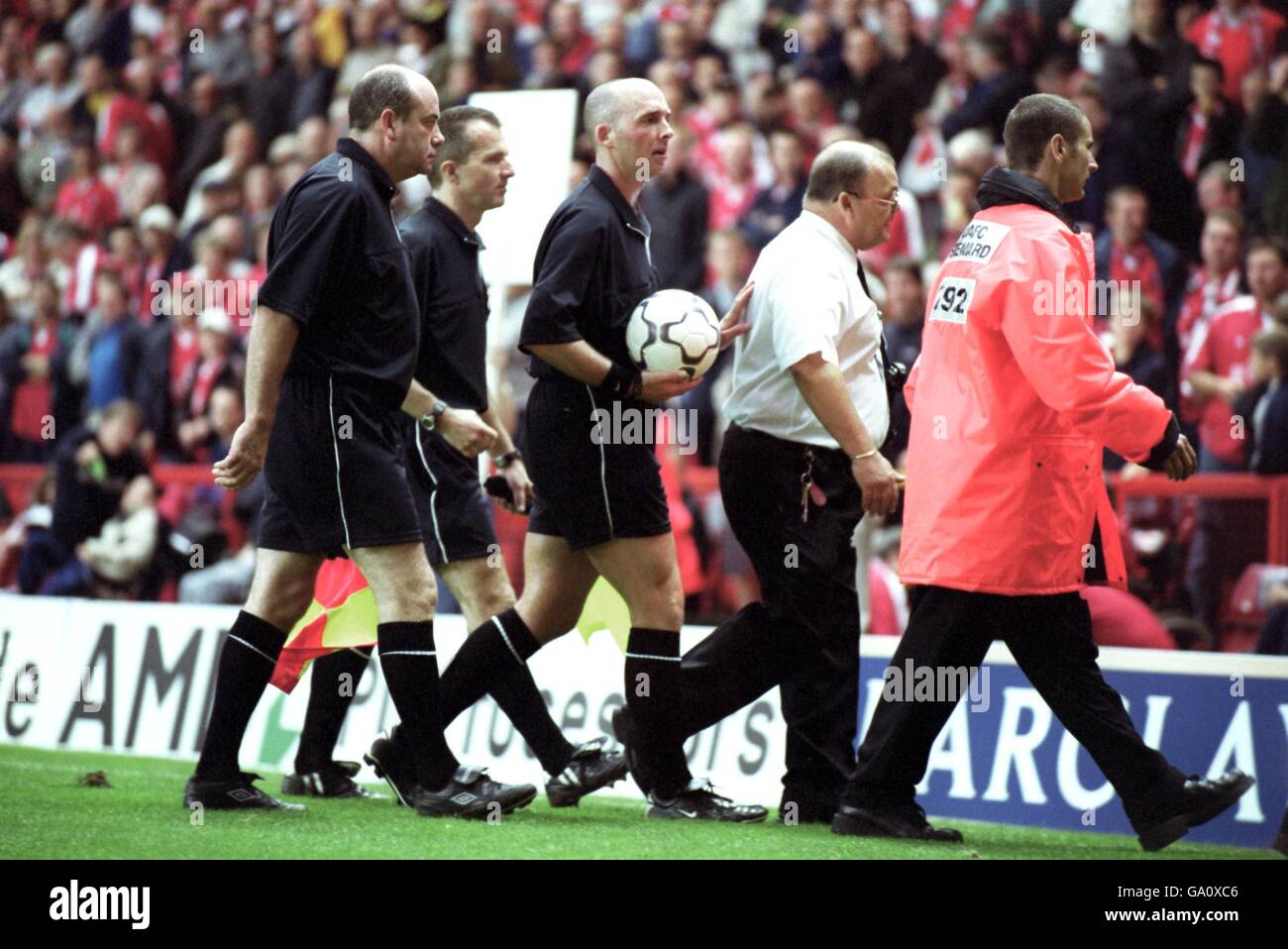 Soccer - FA Barclaycard Premiership - Charlton Athletic v Leicester City. Referee Mike Dean (c) is escorted from the field after the game after several controversial decisions Stock Photo