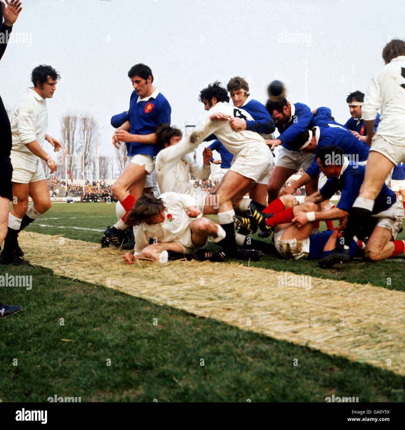 England's Andy Ripley (fourth l) releases the ball as the France forwards pile in to push him into touch. Stock Photo