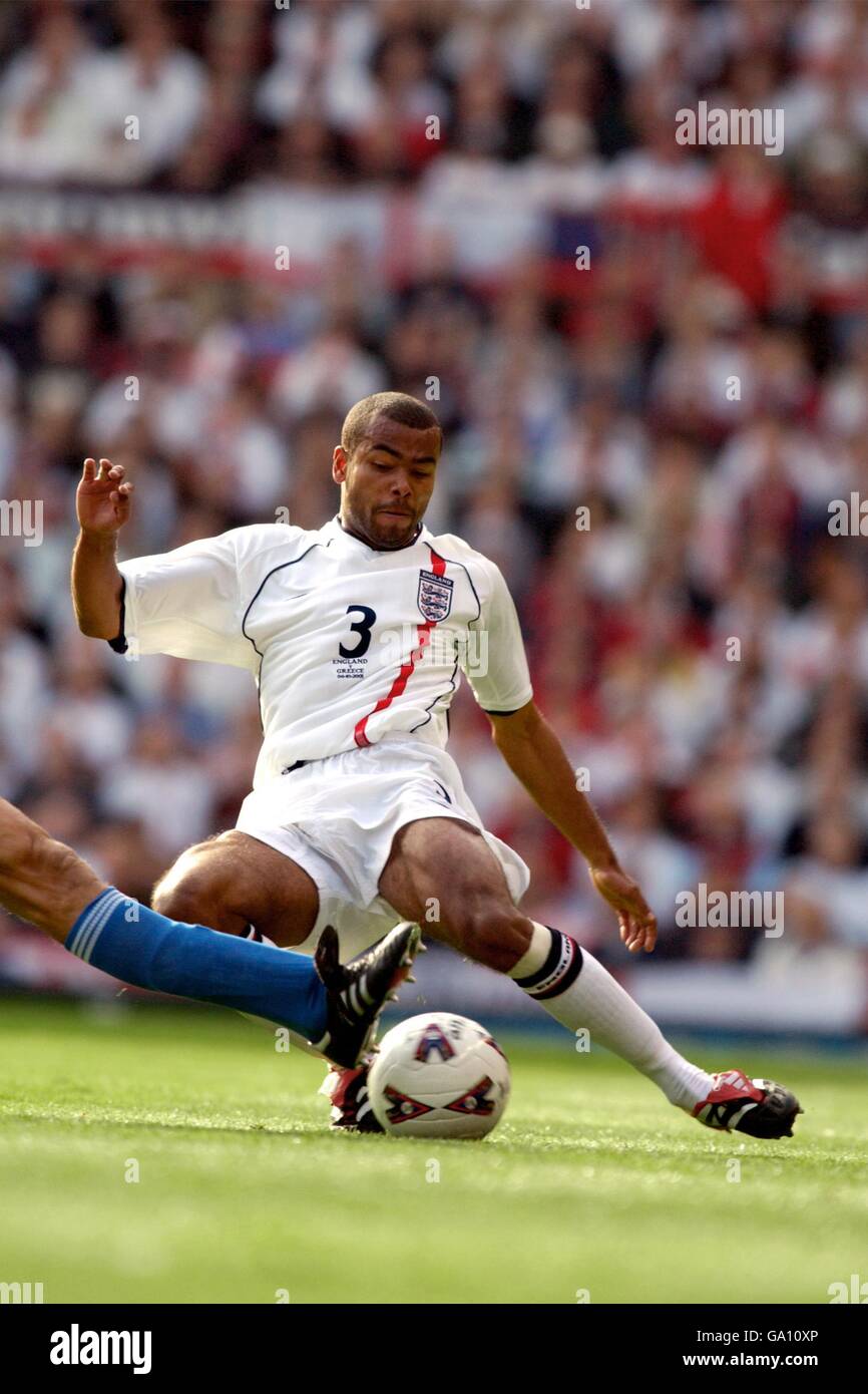 Soccer - World Cup 2002 Qualifier - Group Nine - England v Greece. England's Ashley Cole in action against Greece Stock Photo