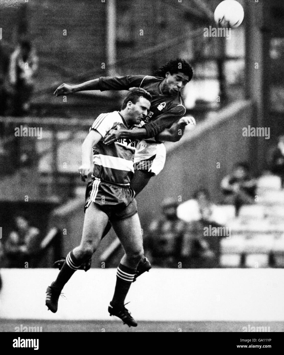 Soccer - Today League Division One - Nottingham Forest v Queens Park Rangers - City Ground. Nottingham Forest's Des Walker out jumps Queens Park Rangers' John Byrne Stock Photo