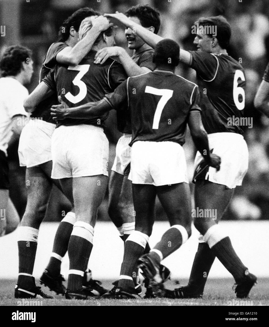 Nottingham Forest Captain Stuart Pearce (3) is mobbed by team mates Paul Wilkinson, Nigel CLough, Franz Carr (7) and David Campbell (6) after scoring penalty Stock Photo