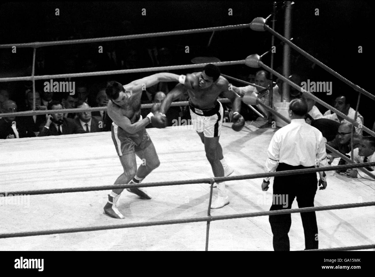 Muhammad Ali (r) catches Brian London (l) with a strong right cross Stock Photo
