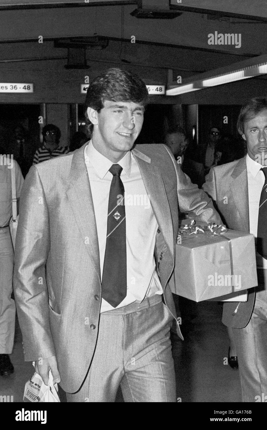 Norman Whiteside arriving at Heathrow Airport from Madrid. The team was stopped in the second round of the World Cup finals by France, where they were beaten 4-1. Stock Photo
