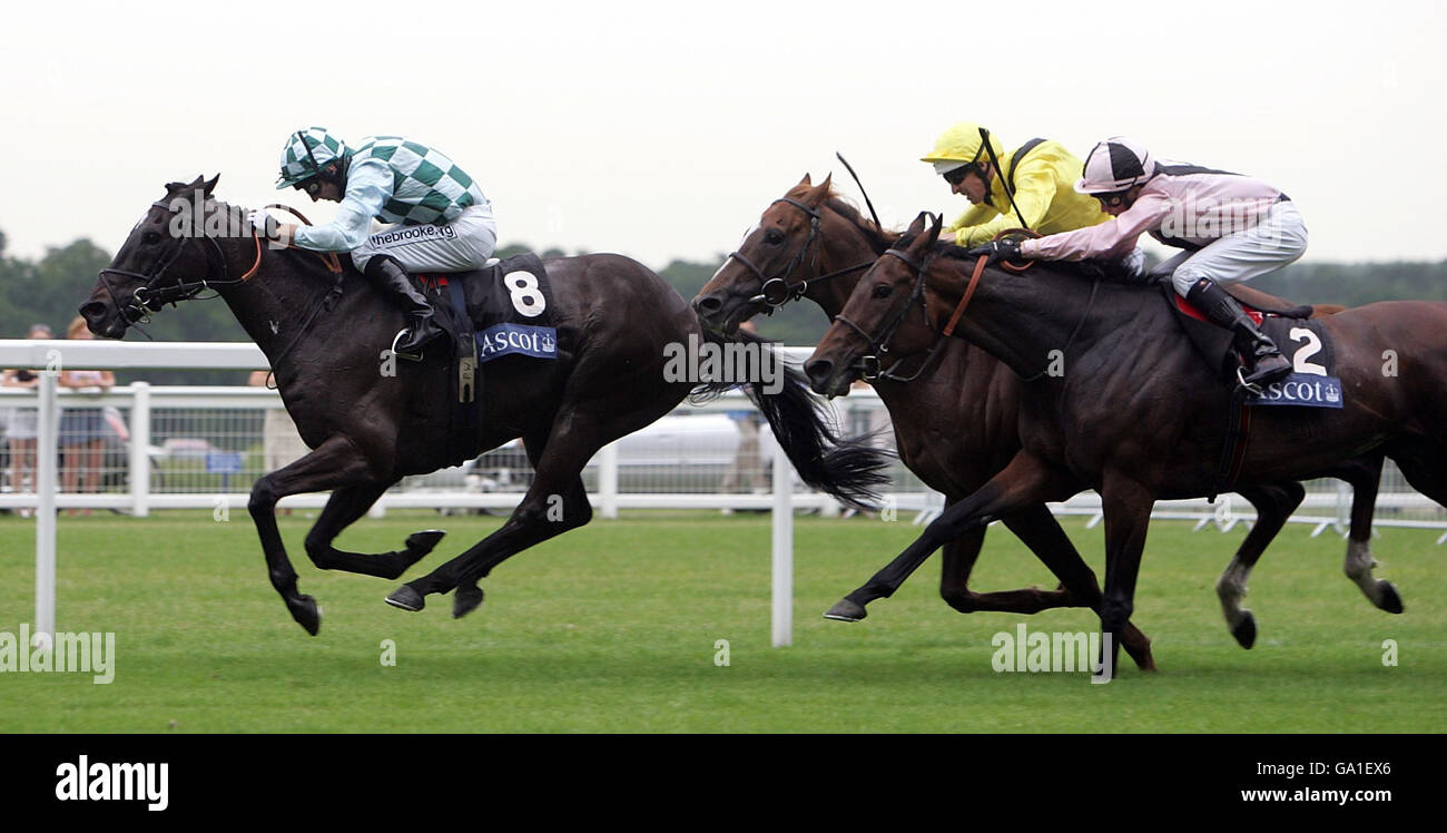 Horse Racing - The Royal Ascot Meeting 2007 - Day One - Ascot Racecourse. Full House ridden by Jimmy Fortune leads the field to win the Ascot Stakes at Ascot Racecourse. Stock Photo
