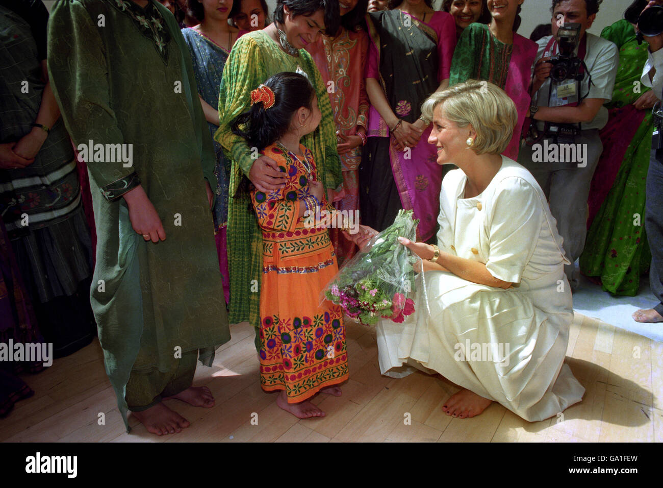 Diana, Princess of Wales barefoot at Shri Swaminararyan Hindu Mission Temple in Neasden, North London. Diana toured the Mandir or Temple which is the largest outside of India. Stock Photo