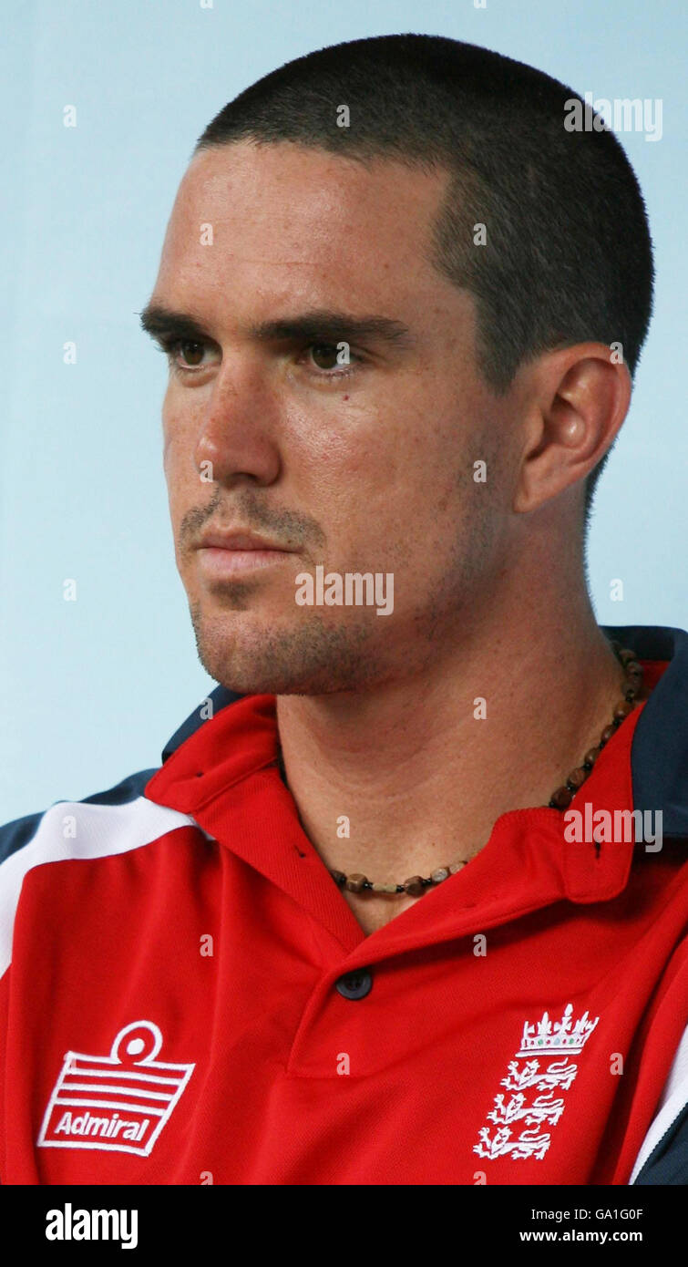 Cricket - Kevin Pietersen - Vodafone mobile internet - London. England batsman Kevin Pietersen during a photo-call at the launch of the Vodafone mobile internet in central London. Stock Photo