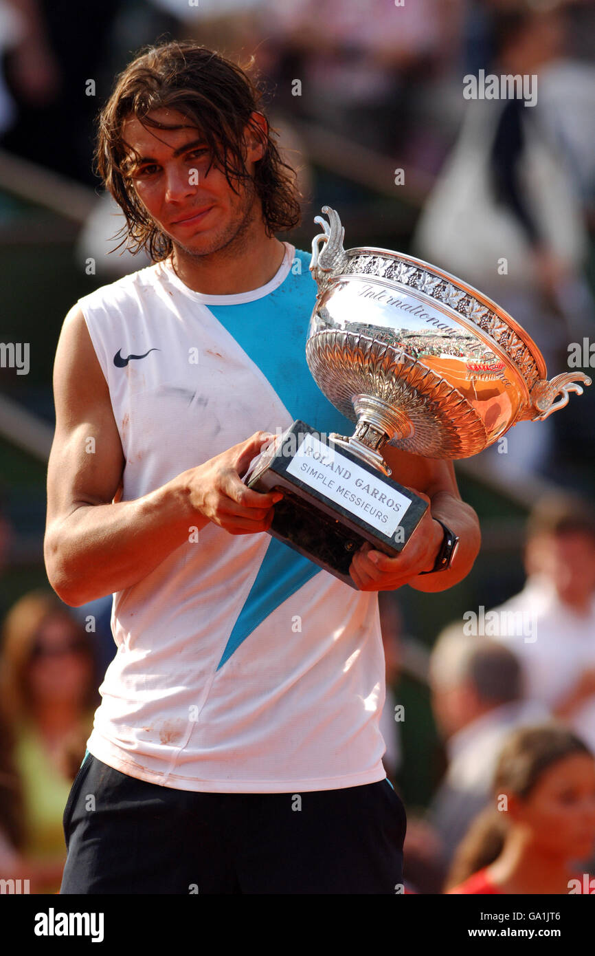 Tennis - 2007 French Open - Day 15 - Mens Final - Roland Garros. Rafael  Nadal celebrates with the trophy winning the mens final against Roger  Federer Stock Photo - Alamy