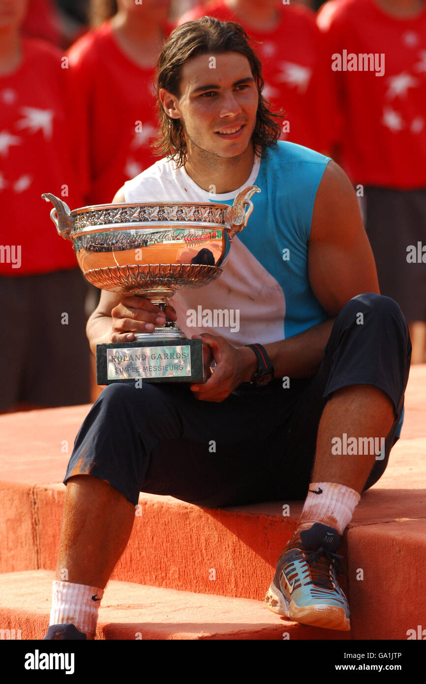 Tennis - 2007 French Open - Day 15 - Mens Final - Roland Garros. Rafael  Nadal celebrates with the trophy winning the mens final against Roger  Federer Stock Photo - Alamy