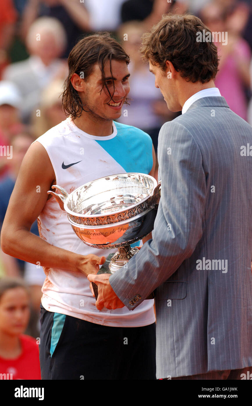 Rafael Nadal poses with his Roland Garros trophy 2018 (3) – Rafael Nadal  Fans