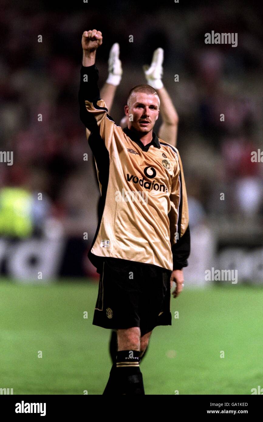 Manchester United's David Beckham celebrates at the end of the game against  Olympiakos Stock Photo - Alamy