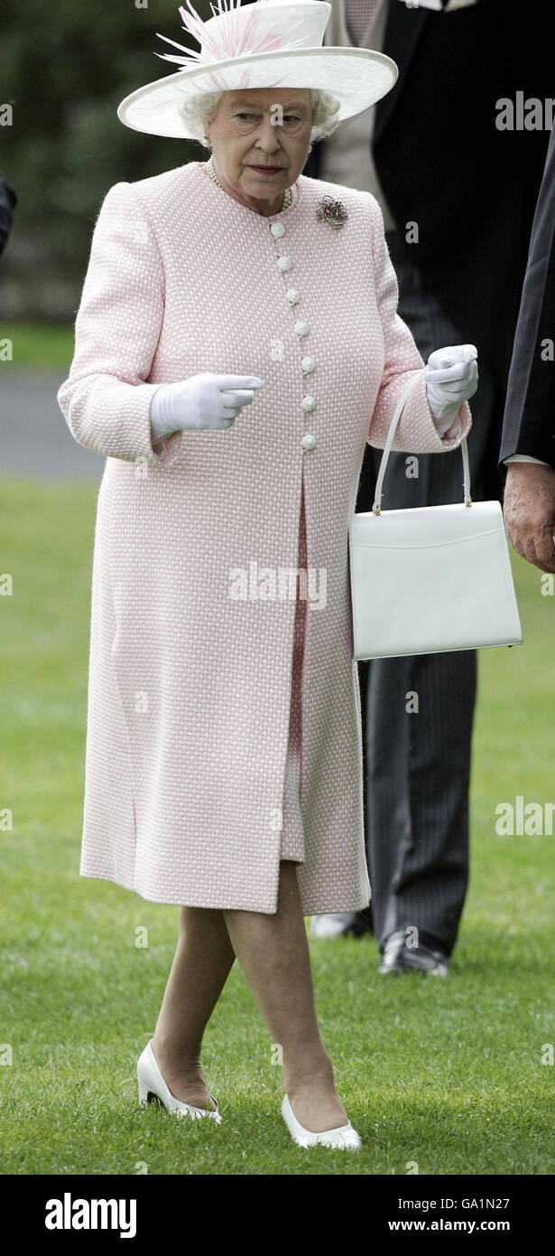 Queen royal ascot brooch hi-res stock photography and images - Alamy