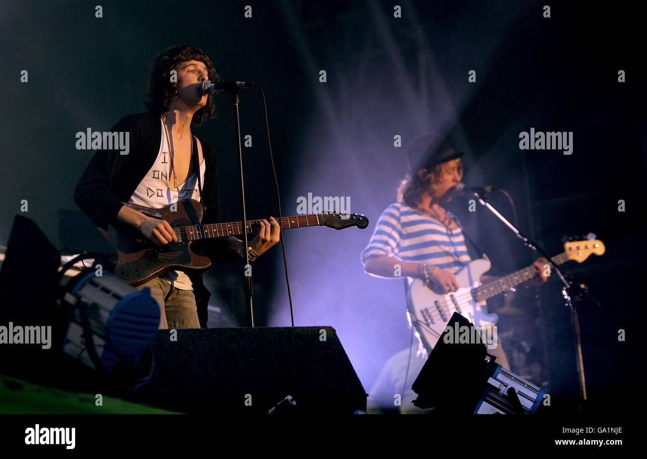 The Kooks perform on the Pyramid Stage at the 2007 Glastonbury Festival at Worthy Farm in Pilton, Somerset. Stock Photo