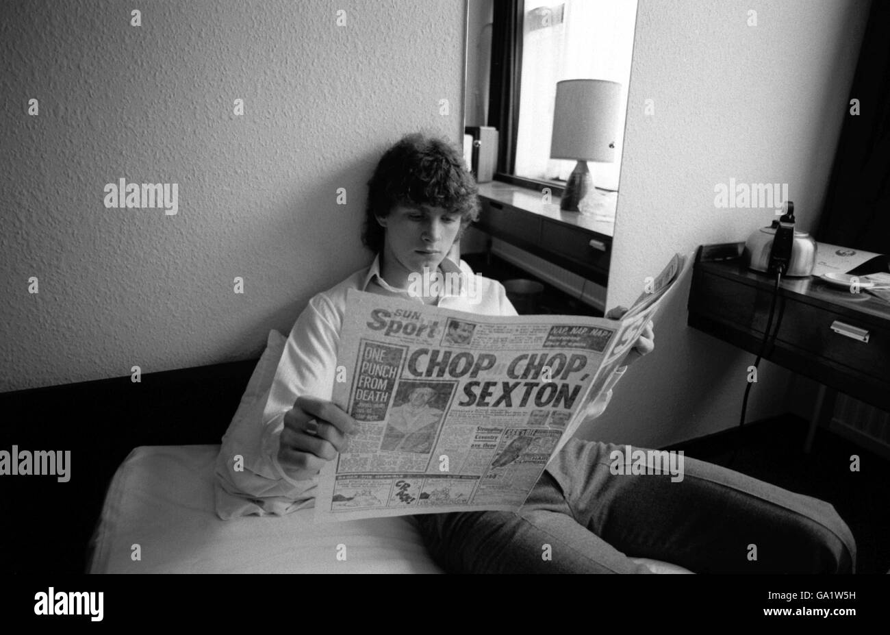 Soccer - Football League Division One - Wolverhampton Wanderers v Ipswich Town. Ipswich Town's Kevin O'Callaghan reads The Sun in his hotel room on the morning of the match Stock Photo