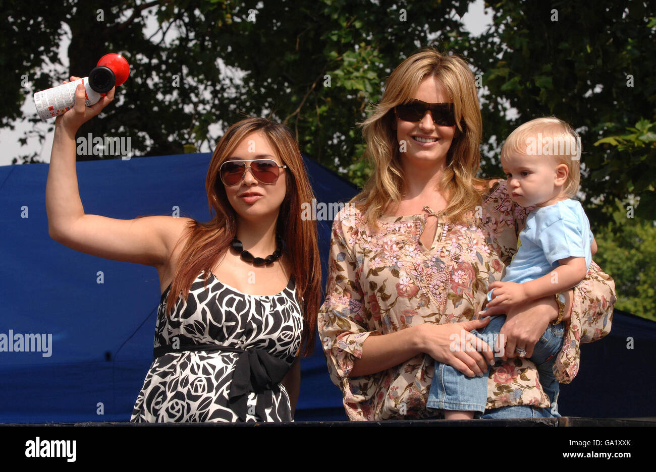 Myleene Klass and Penny Lancaster-Stewart with her son Alaistair signal the start of the BUPA Great Capital Run in aid of Capital 95.8's Help a London Child, Hyde Park, London. Stock Photo
