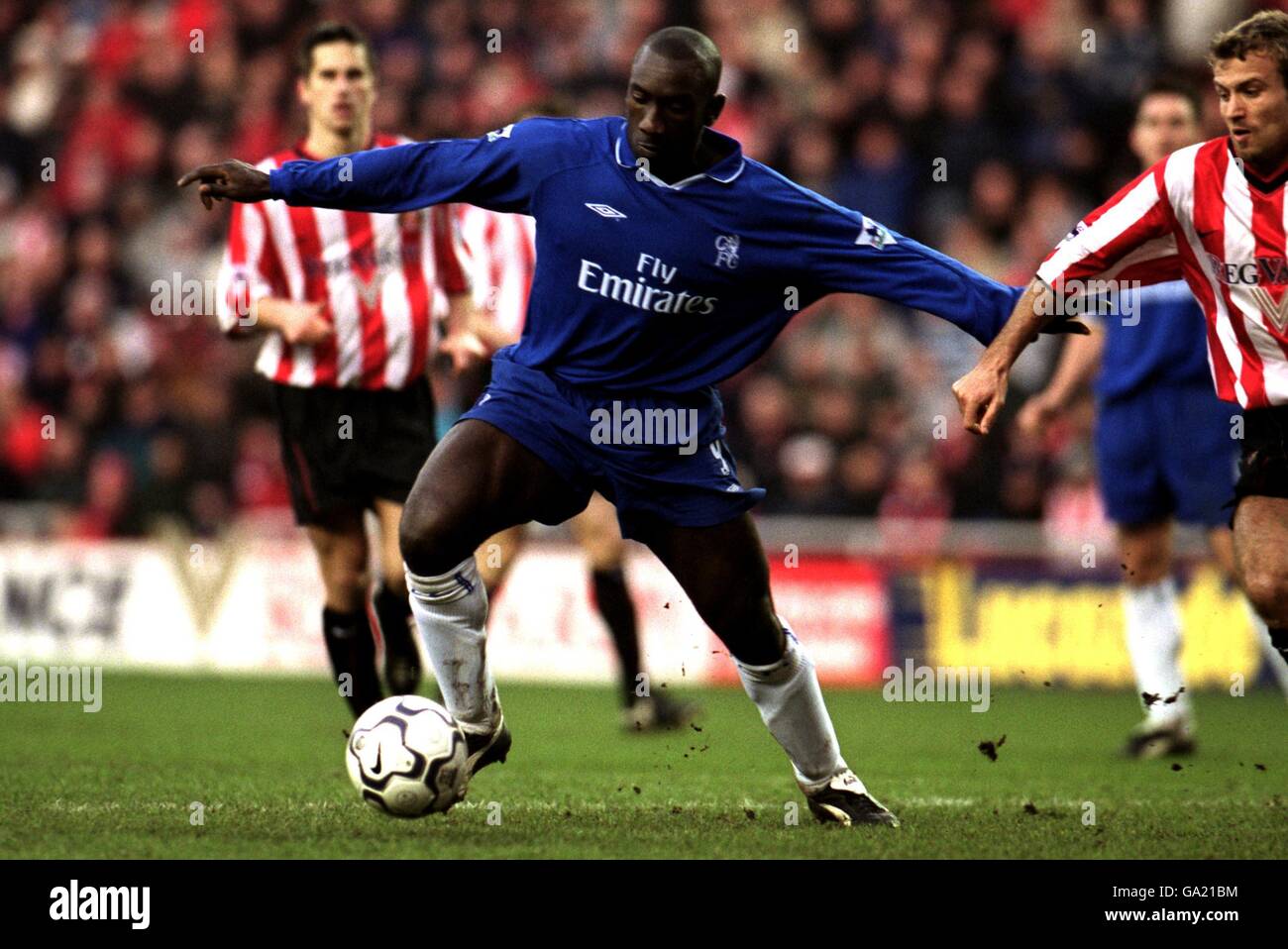 Chelsea's Jimmy Floyd Hasslebaink holds off Sunderland's Emerson Thome Stock Photo