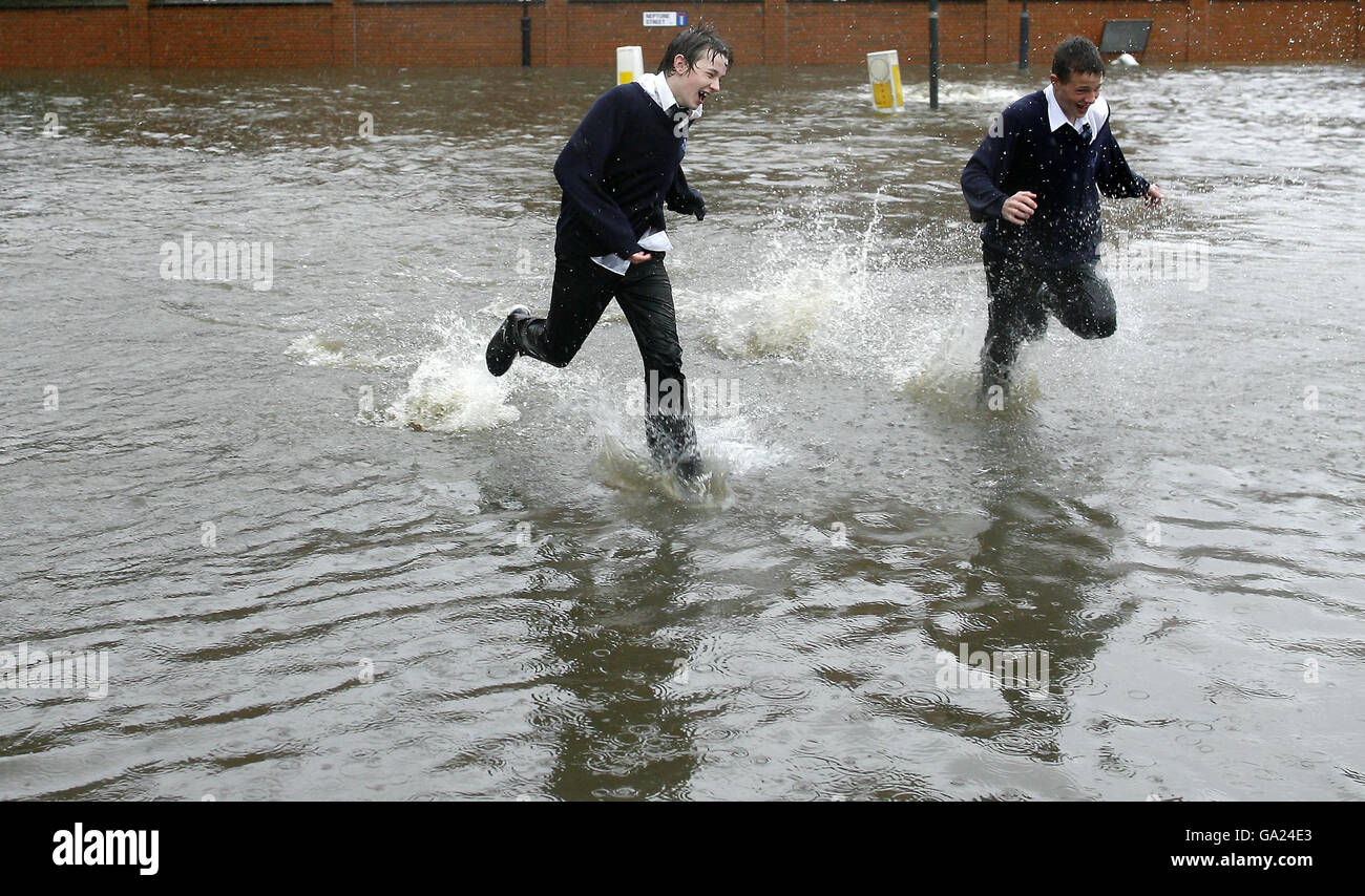 River aire leeds flood hi-res stock photography and images - Alamy