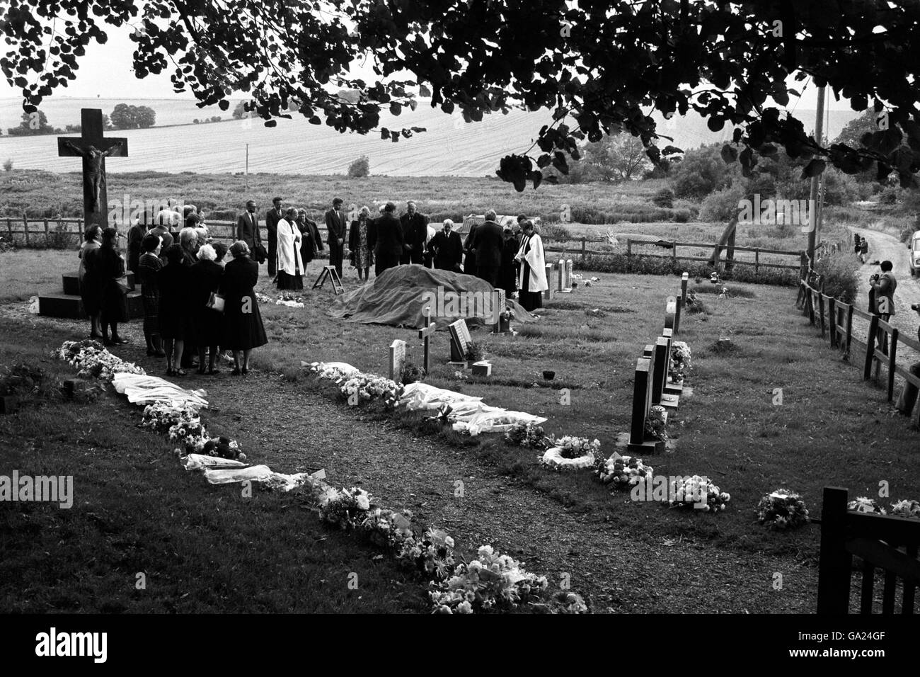 Mourners gather at the graveside of Hungerford massacre victim Eric Vardy during the funeral service at Great Shefford, near Hungerford. Stock Photo