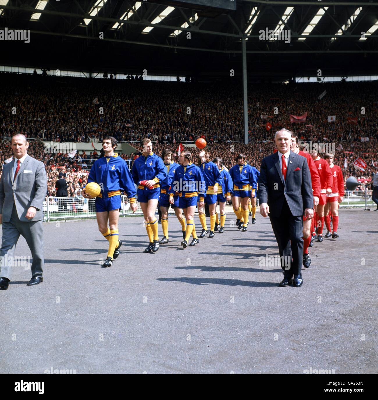 Arsenal manager Bertie Mee (l) and Liverpool manager Bill Shankly (r) lead their teams out at Wembley for the FA Cup Final Stock Photo