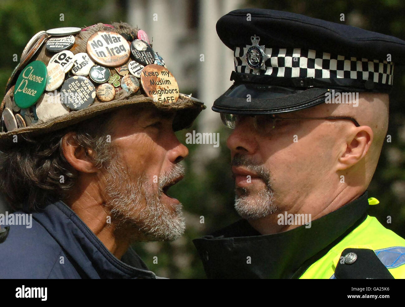 Anti-war protestor Brian Haw (left) shouts at a policeman who has come to search his tent on Parliament Square, London. Stock Photo