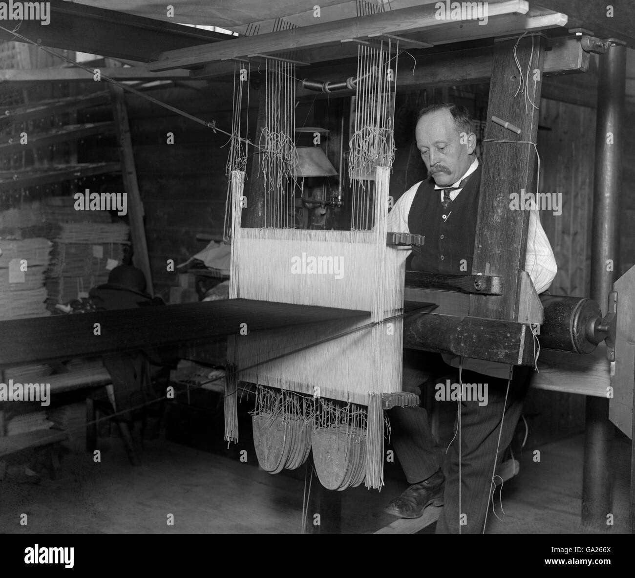 Weaving cloth of gold for the Coronation robes for King George V, at a factory in Braintree, Essex. Stock Photo
