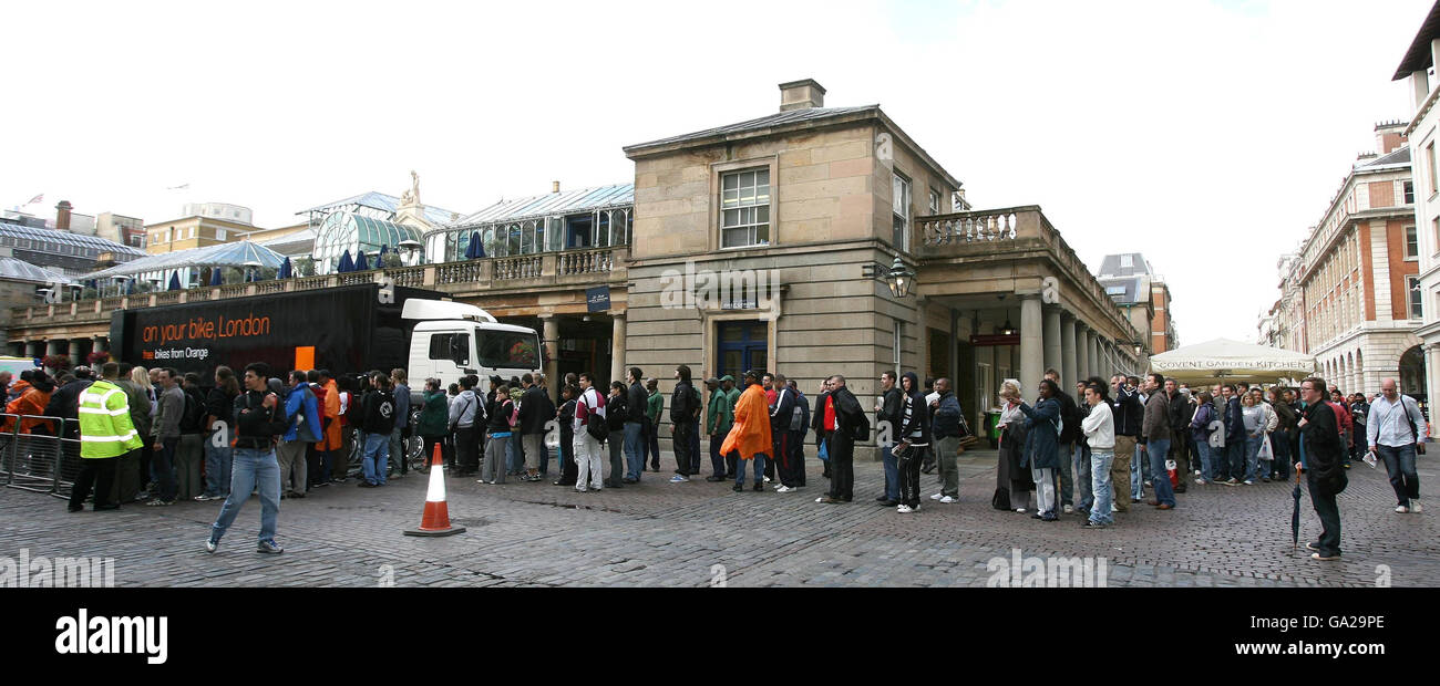 The queue in Covent Garden, London where hundreds of Orange mountain bikes were given away to celebrate the 2007 Tour De France which starts later this week in London.. Stock Photo