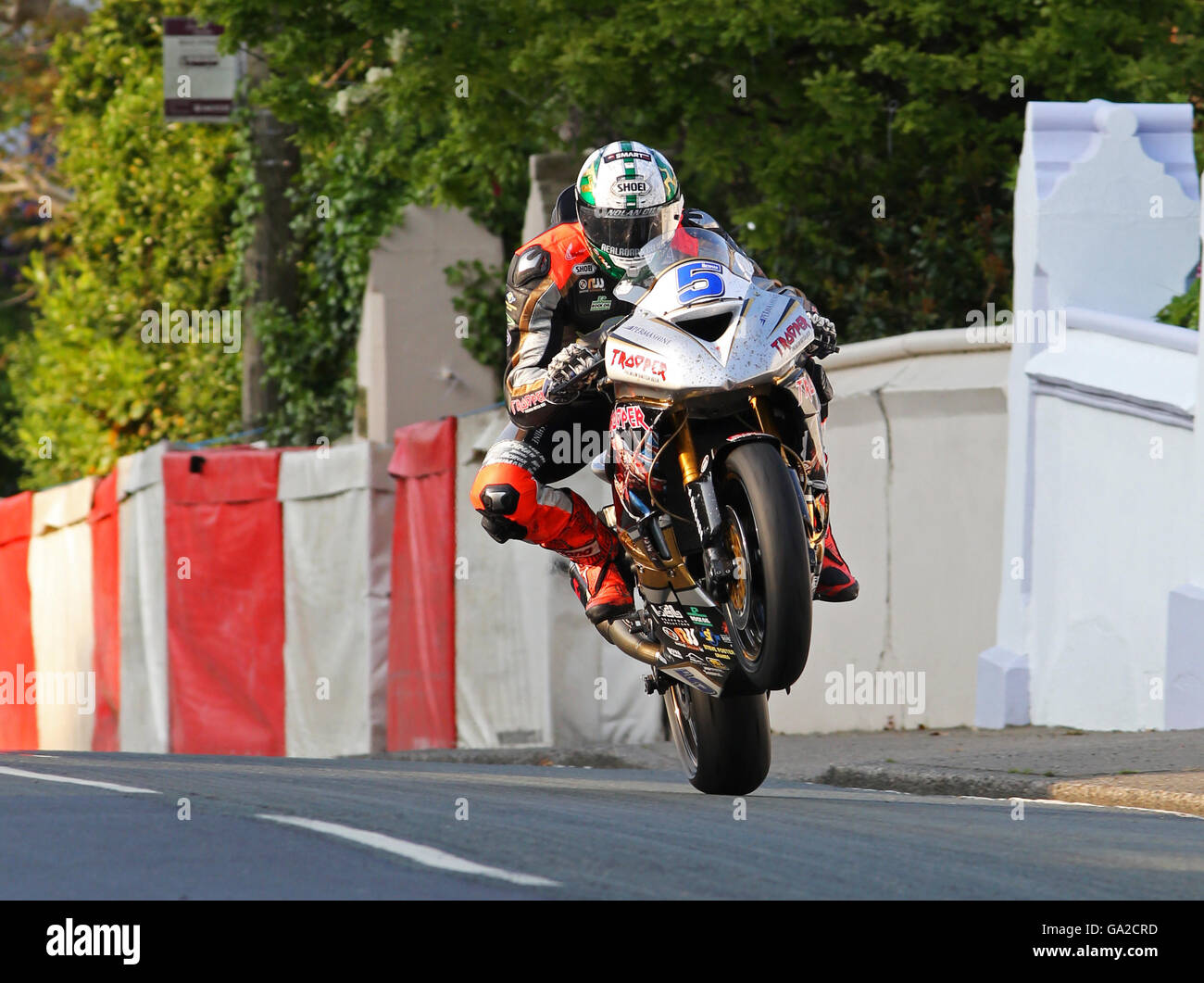 Peter Hickman wheelies his 675cc Triumph up May Hill during the 2016 Supersport TT race in the Isle of Man Stock Photo