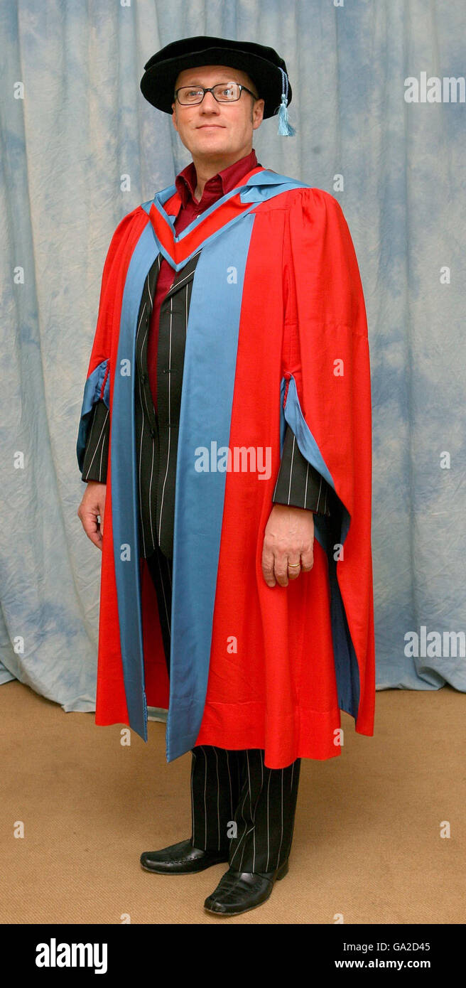 Exeter University honorary degrees. Actor Adrian Edmondson receives an honorary Doctorate of Literatures at Exeter University in Devon. Stock Photo