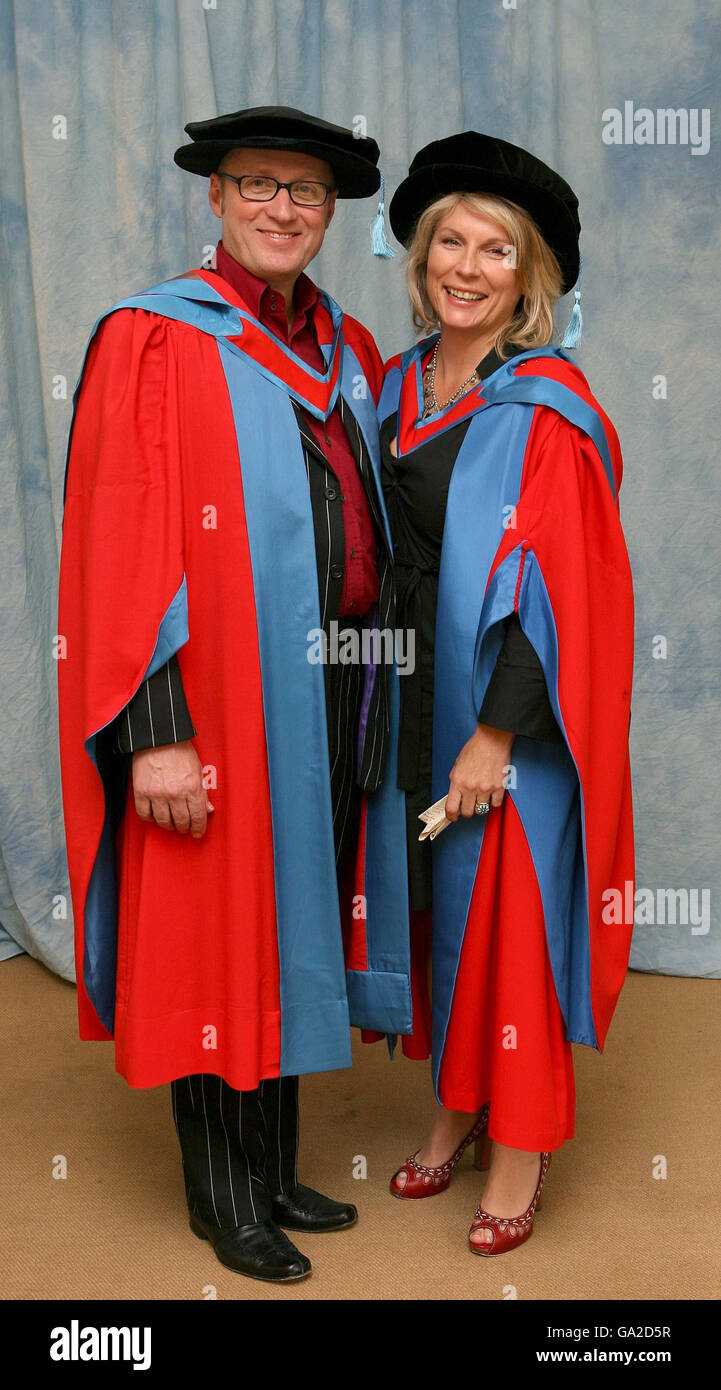 Husband and wife Adrian Edmondson and Jennifer Saunders both receive an honorary Doctorate of Literatures at Exeter University in Devon. Stock Photo