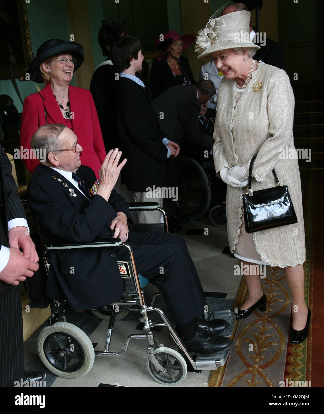 Britain's Queen Elizabeth II (right) meets one of the only three surviving soldiers from the First World War, 106 year old William Stone (left), at the Buckingham Palace Garden Party in London. Stock Photo