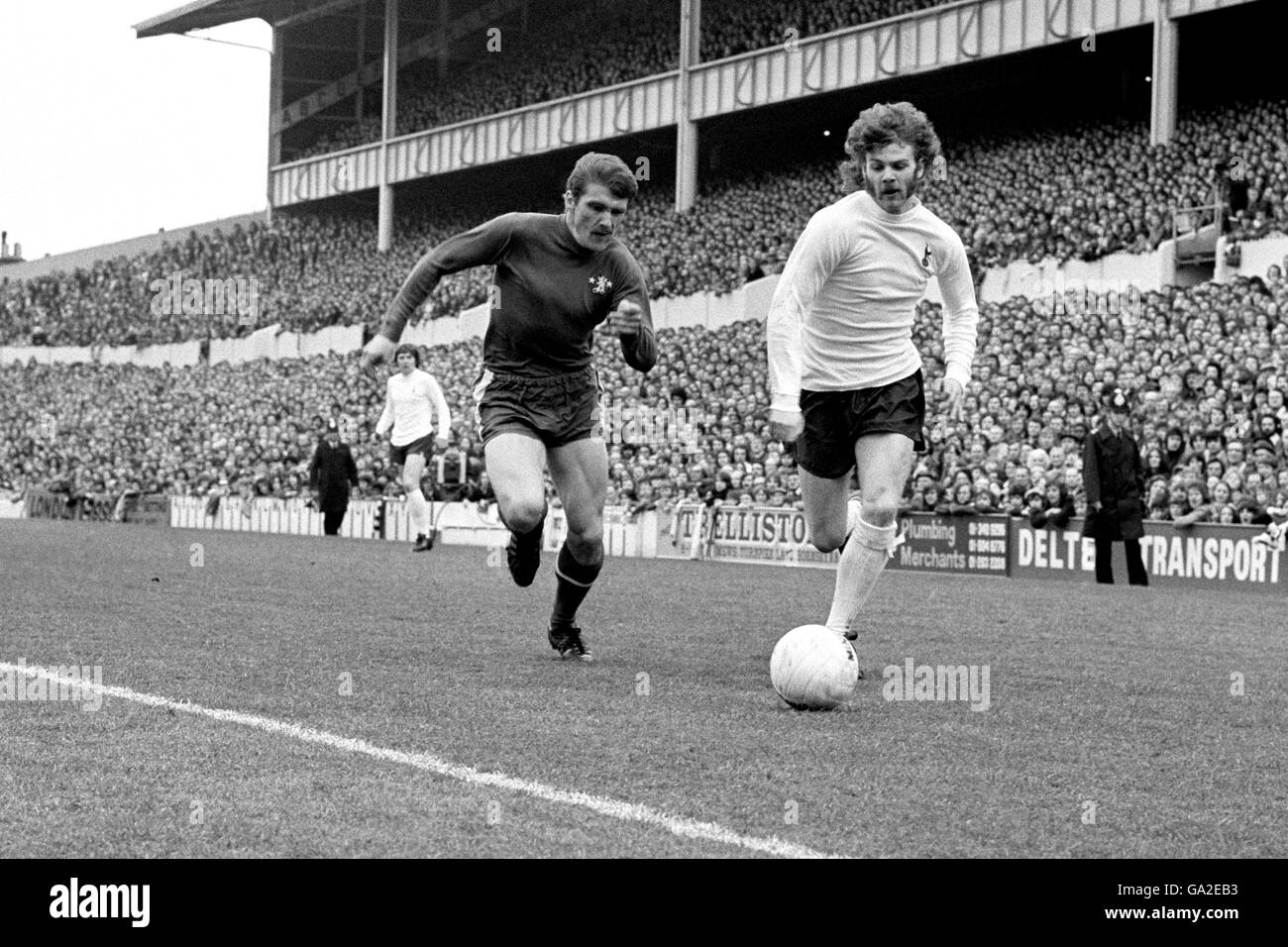 Soccer - Tottenham Hotspur v Chelsea. Alfie Conn, of Tottenham Hotspur (right), and Charlie Cooke of Chelsea (left). Stock Photo