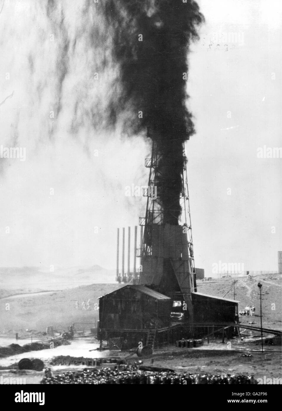 Day of destiny in Iraq - Uncontrollable fountain of oil gushes 140 feet above the deck of No 1 well at Baba Gurgur , Kirkuk - Persia 1927 Stock Photo