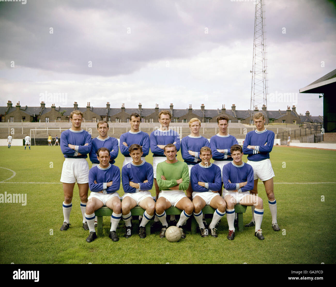 Leyton Orient team group. L-R: Back: Stan Charlton, Mal Lucas, Sid Bishop, David Dunmoore, Cyril Lea, Billy Taylor, Gordon Bolland. Front: Norman Deeley, Gavin Ward, Reg Davies, Bobby Mason, Malcolm Musgrove. Stock Photo