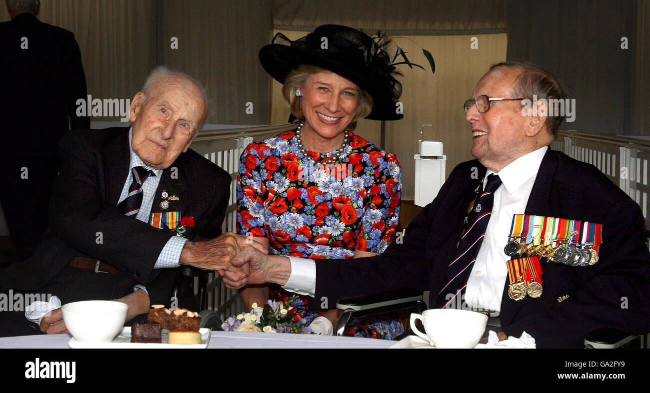 The Duchess of Gloucester sits with World War 1 Veterans Henry Allingham (l) and William Stone (r) at a Garden Party for veterans at Buckingham Palace. Stock Photo
