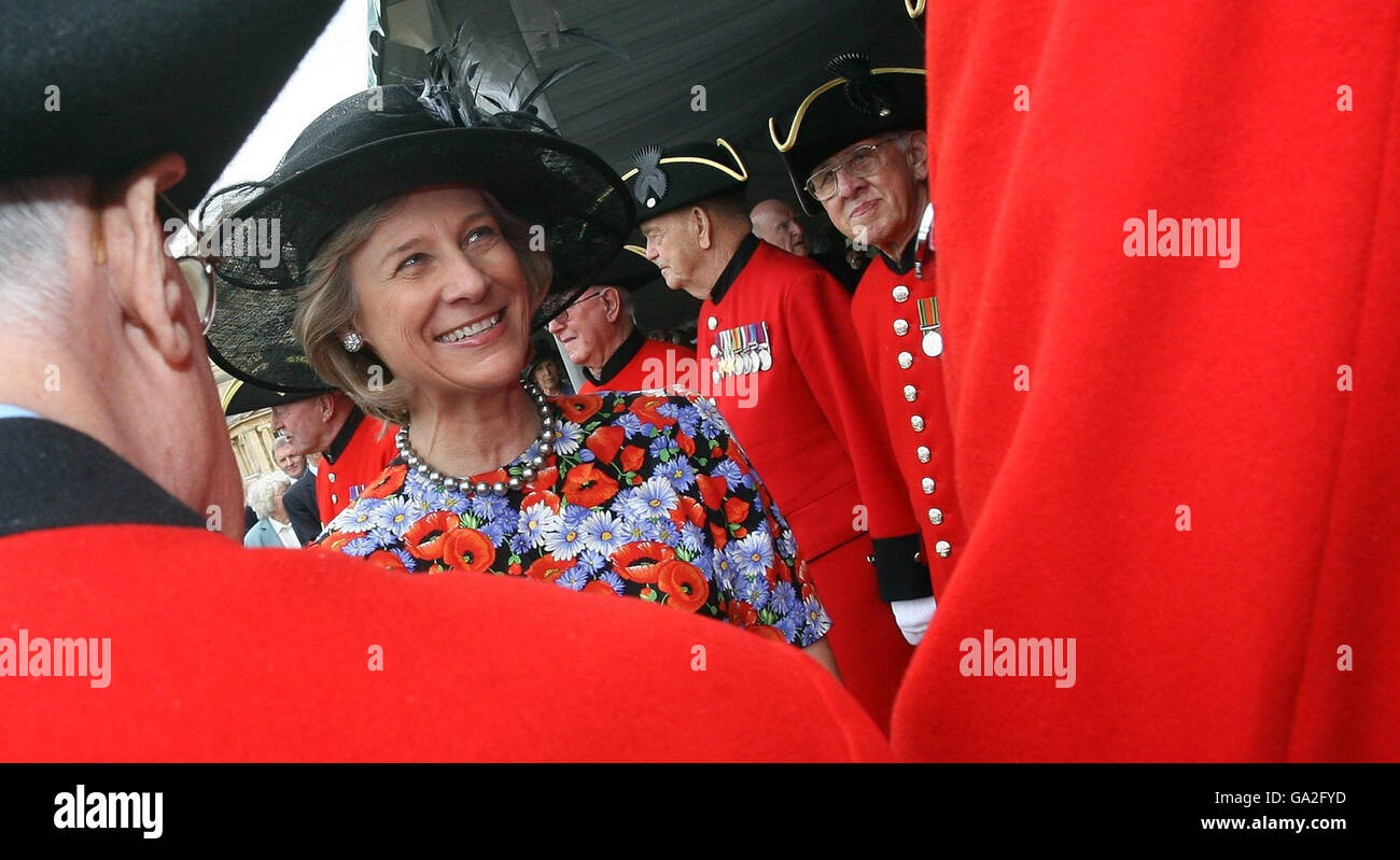 The Duchess of Gloucester meets Chelsea Pensioners at a Garden Party for veterans at Buckingham Palace. Stock Photo