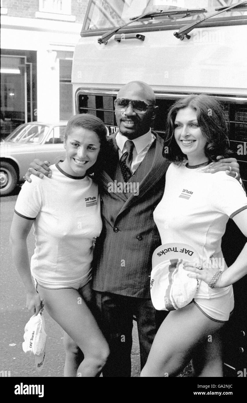 Marvin Hagler, centre, poses with Del Adey Jones, right, and Greta Schmidt, left, at a press conference. Stock Photo