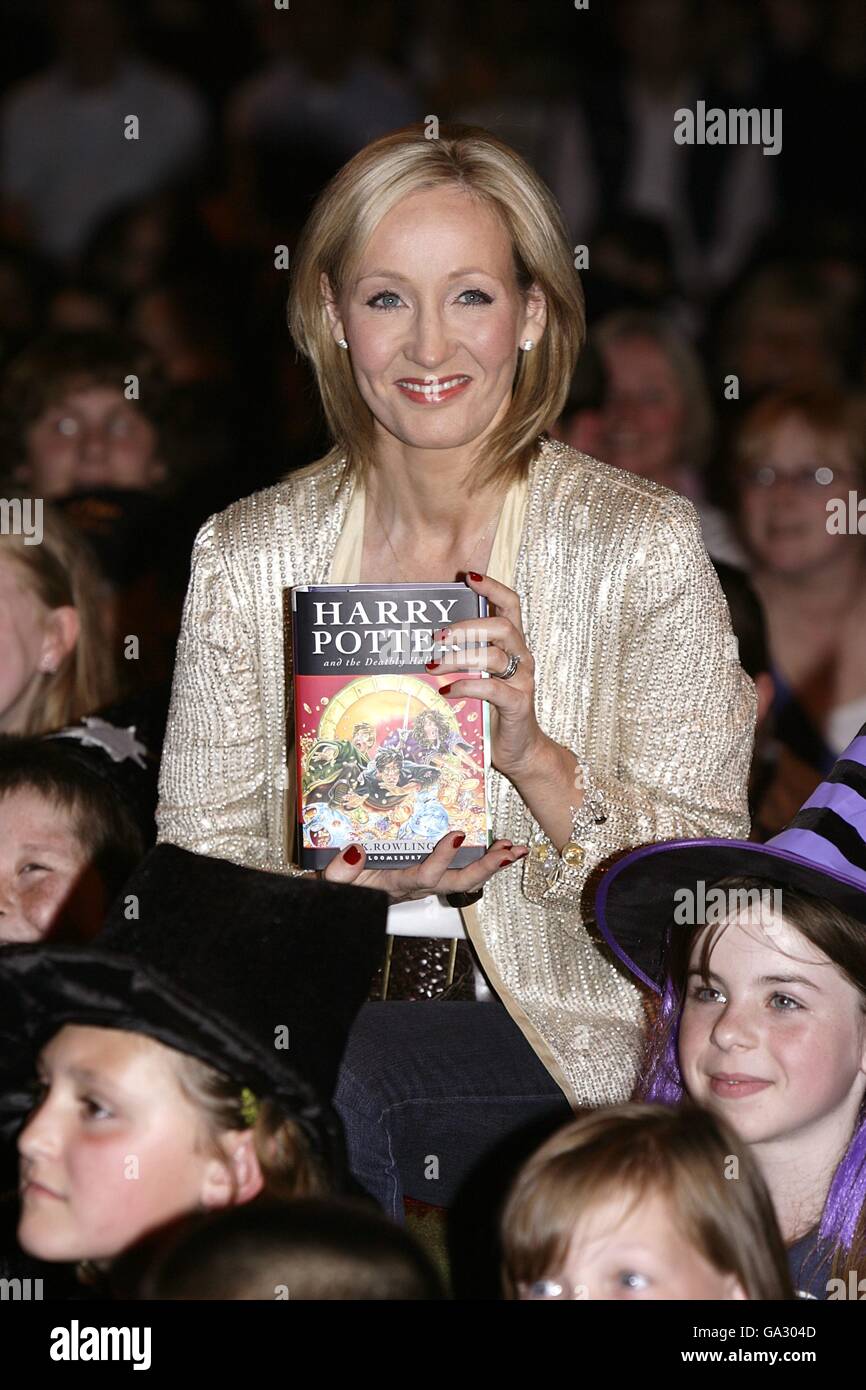 Serene Jk Rowling Book Signing Wallpaper in 4K Serene Jk Rowling Book Signing Wallpaper in 4K