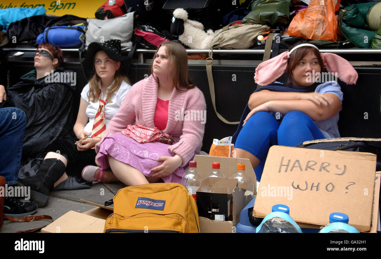 Teenagers wait in the queue outside Waterstones on Piccadilly, central London, to buy the last book in the Harry Potter series, 'The Deathly Hallows'. Stock Photo