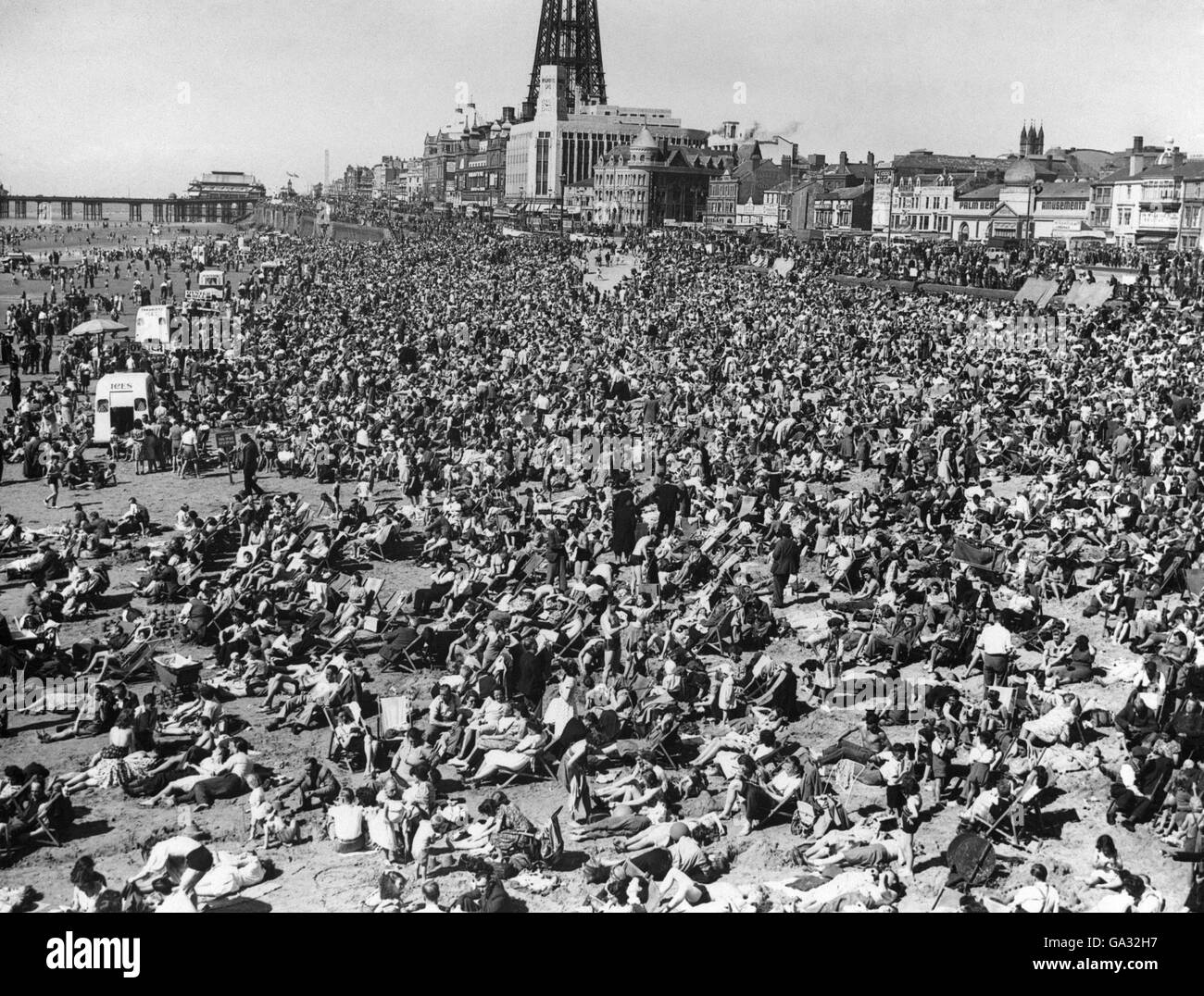 British Holidays - The Seaside - Blackpool - 1948. Crowds on the beach at Blackpool. Stock Photo
