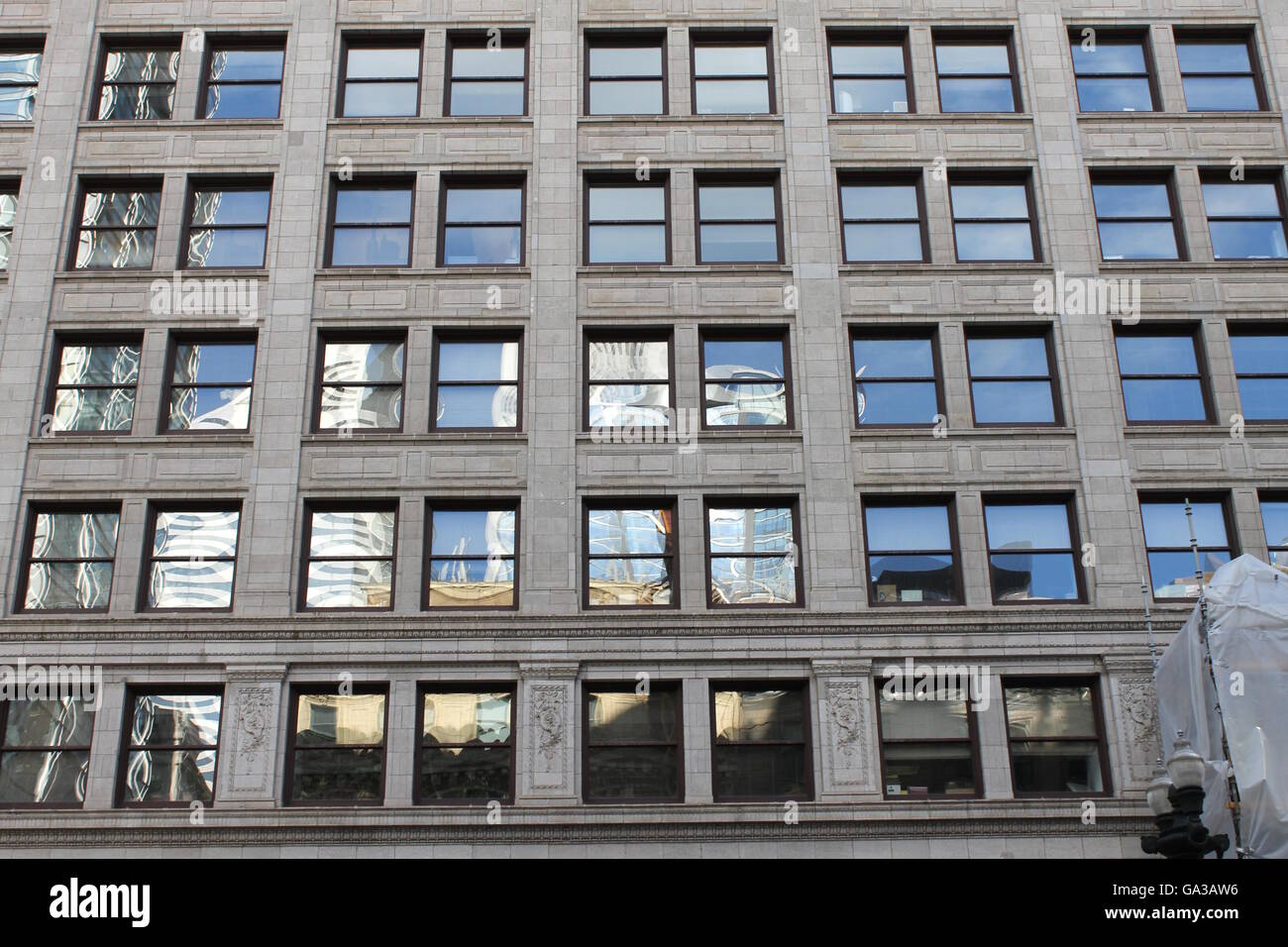 Chicago bright building outside hi-res stock photography and images - Alamy