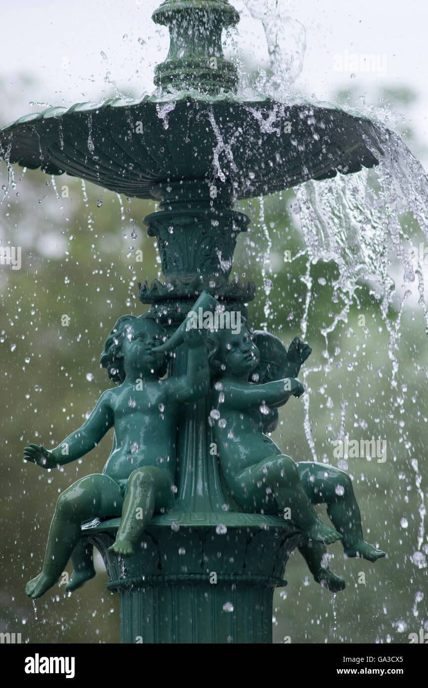 Cherubs fountain hi-res stock photography and images - Alamy