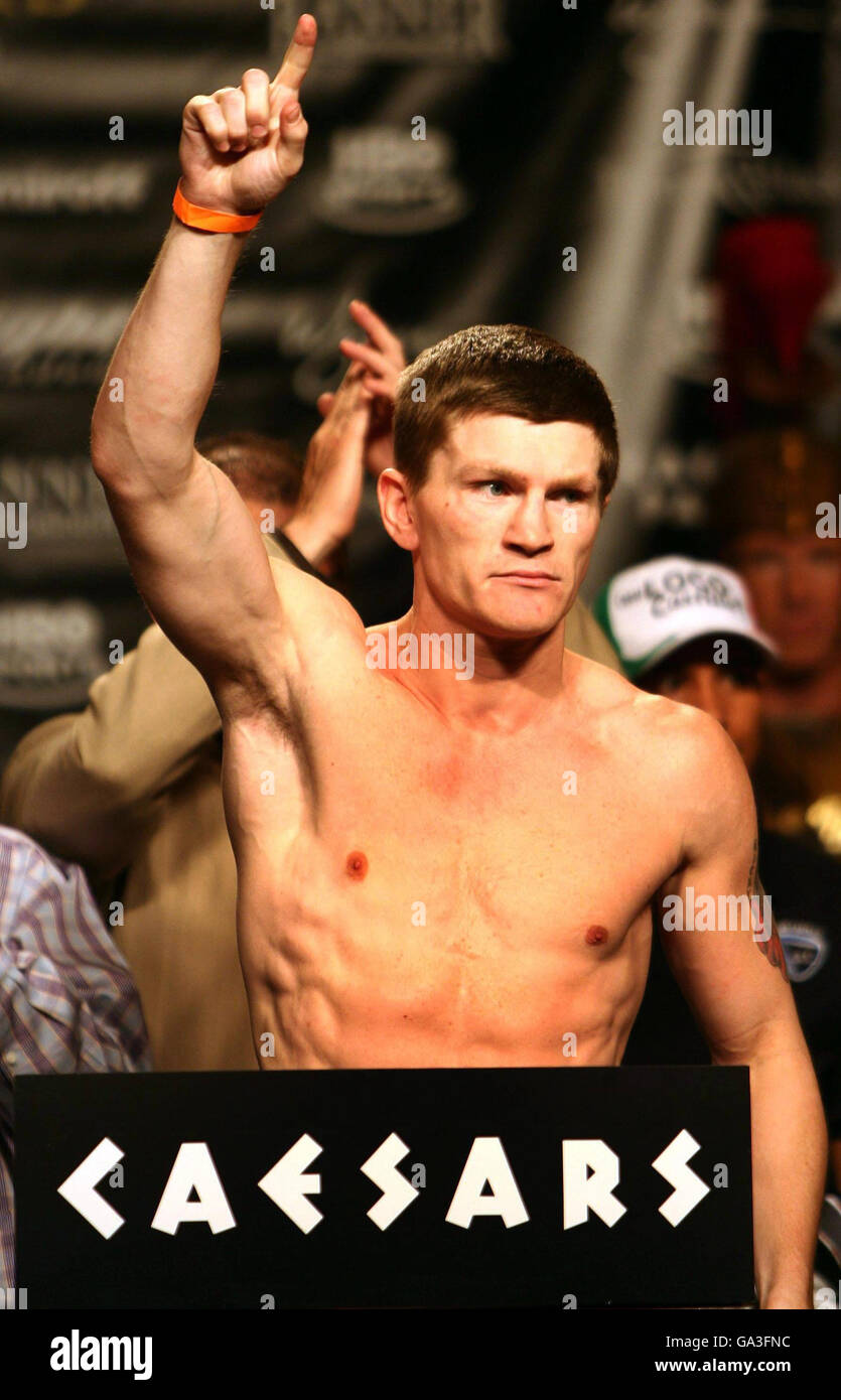 Great Britain's Ricky Hatton (left) with Mexico's Jose Luis Castillo and  his son during their weigh-in at Caesars Palace Hotel, Las Vegas, Nevada,  USA Stock Photo - Alamy