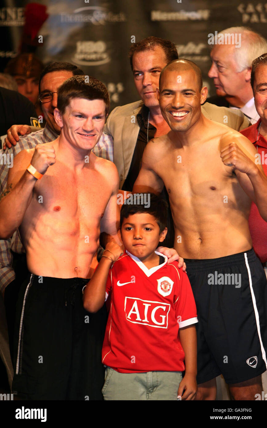 Great Britain's Ricky Hatton (left) with Mexico's Jose Luis Castillo and  his son during their weigh-in at Caesars Palace Hotel, Las Vegas, Nevada,  USA Stock Photo - Alamy