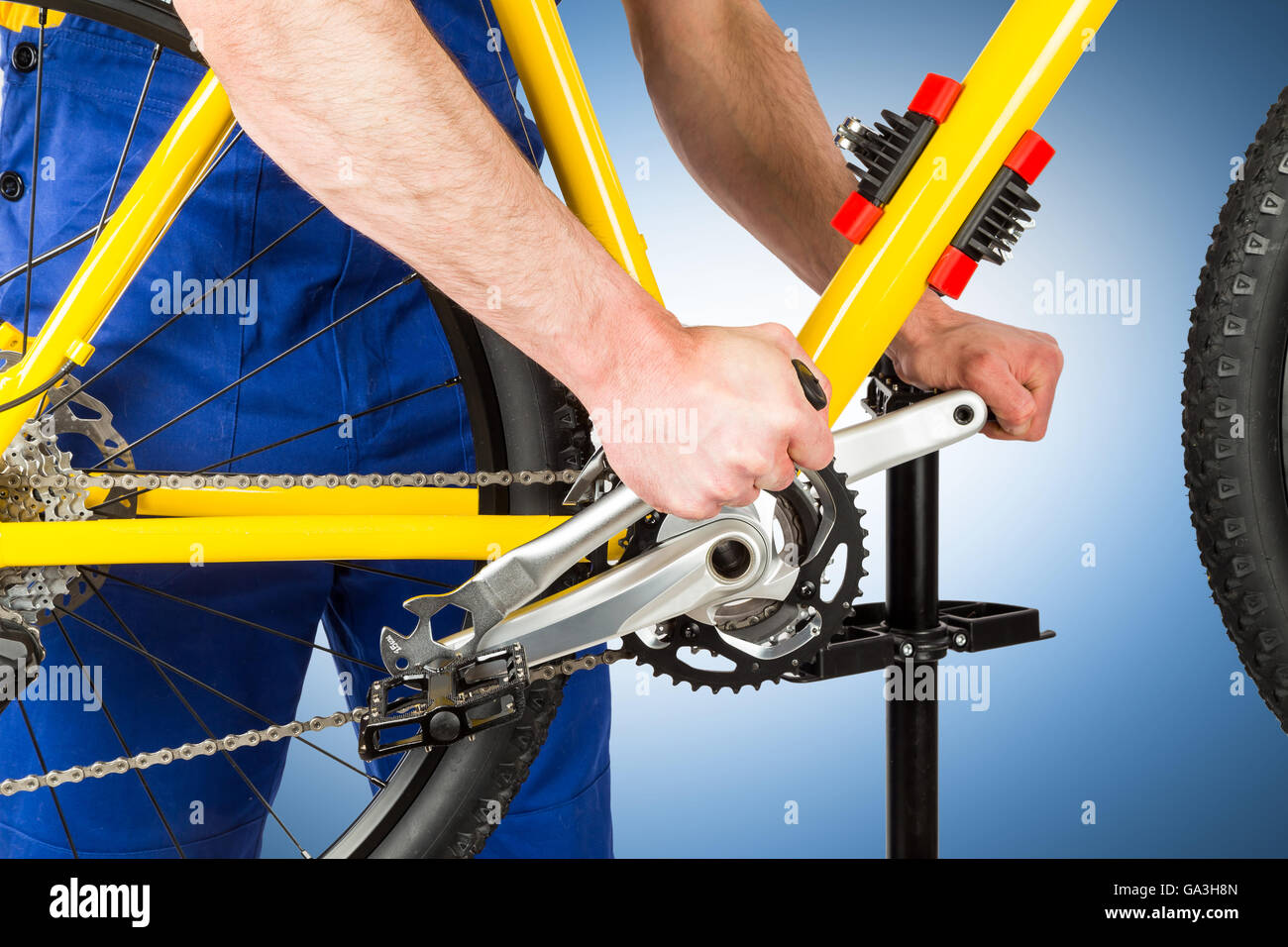 bicycle mechanic tightening pedal on mountain bike Stock Photo Alamy
