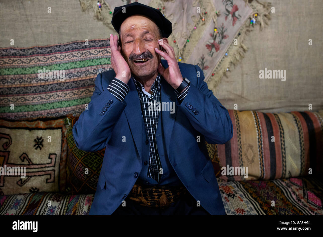 Amed ( Diyarbakir ), KurdistanURDİSTAN. A 'dengbej' man who is lamenting. Stock Photo