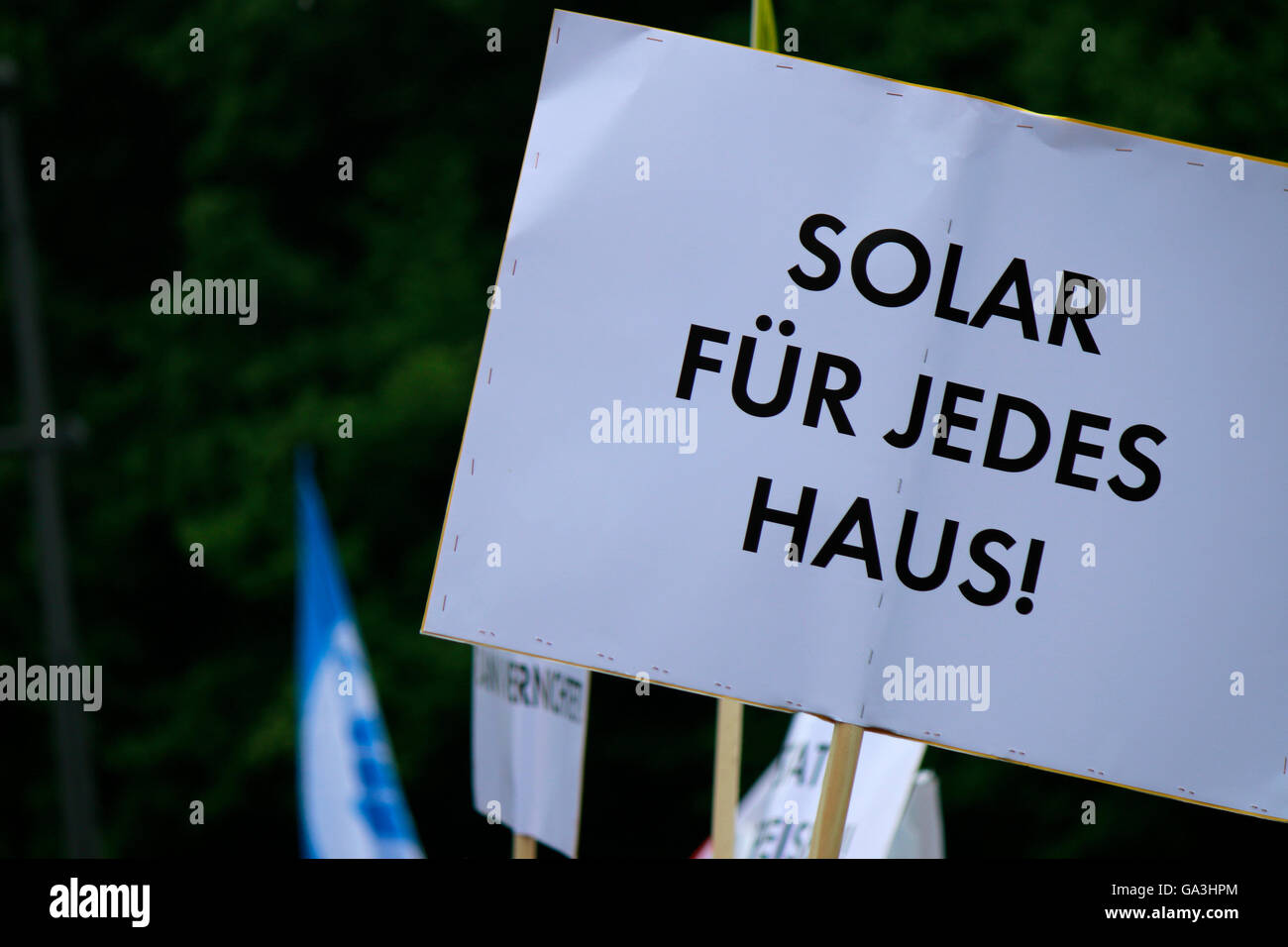 'Solar fuer jedes Haus' - Protestplakat auf Demonstration fuer regenerative Energien, 2. Juni 2016, Berlin-Tiergarten. Stock Photo