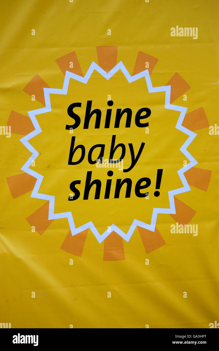 'Shine Baby shine' - Protestplakat auf Demonstration fuer regenerative Energien, 2. Juni 2016, Berlin-Tiergarten. Stock Photo