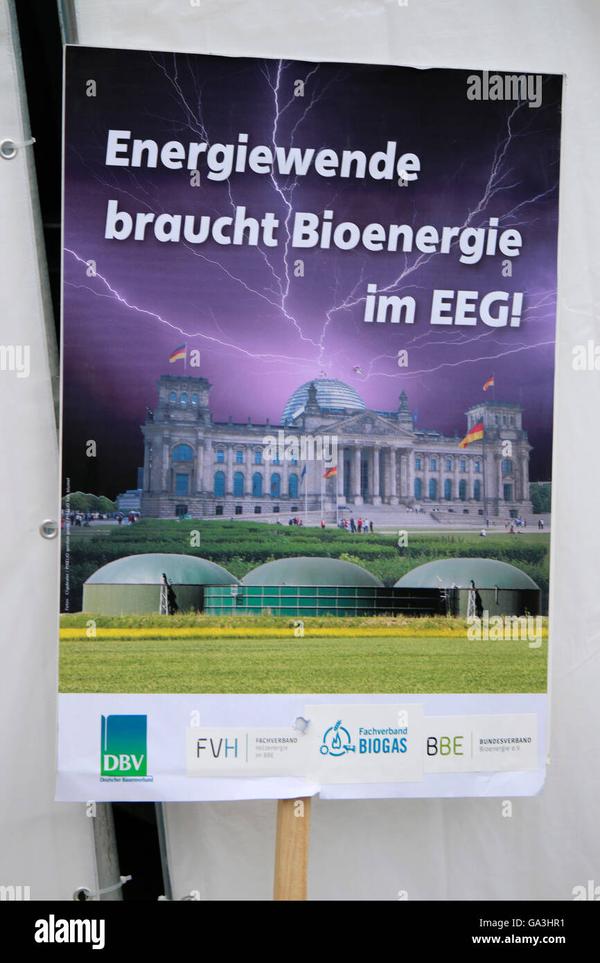 'Energiewende braucht Bioenergie im EEG' - Protestplakat auf Demonstration fuer regenerative Energien, 2. Juni 2016, Berlin-Tier Stock Photo