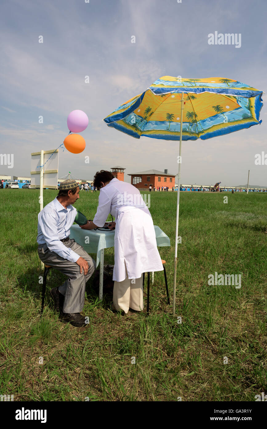 Man having a blood pressure check outside by a nurse Stock Photo - Alamy