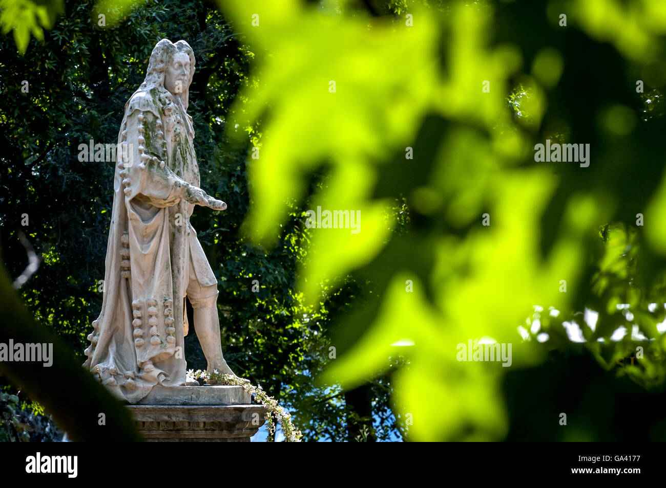 Statue of Sir Hans Sloan, founder of the Chelsea Physic Garden. Stock Photo