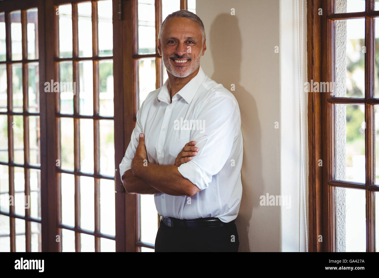Man crossed arms bar hi-res stock photography and images - Alamy